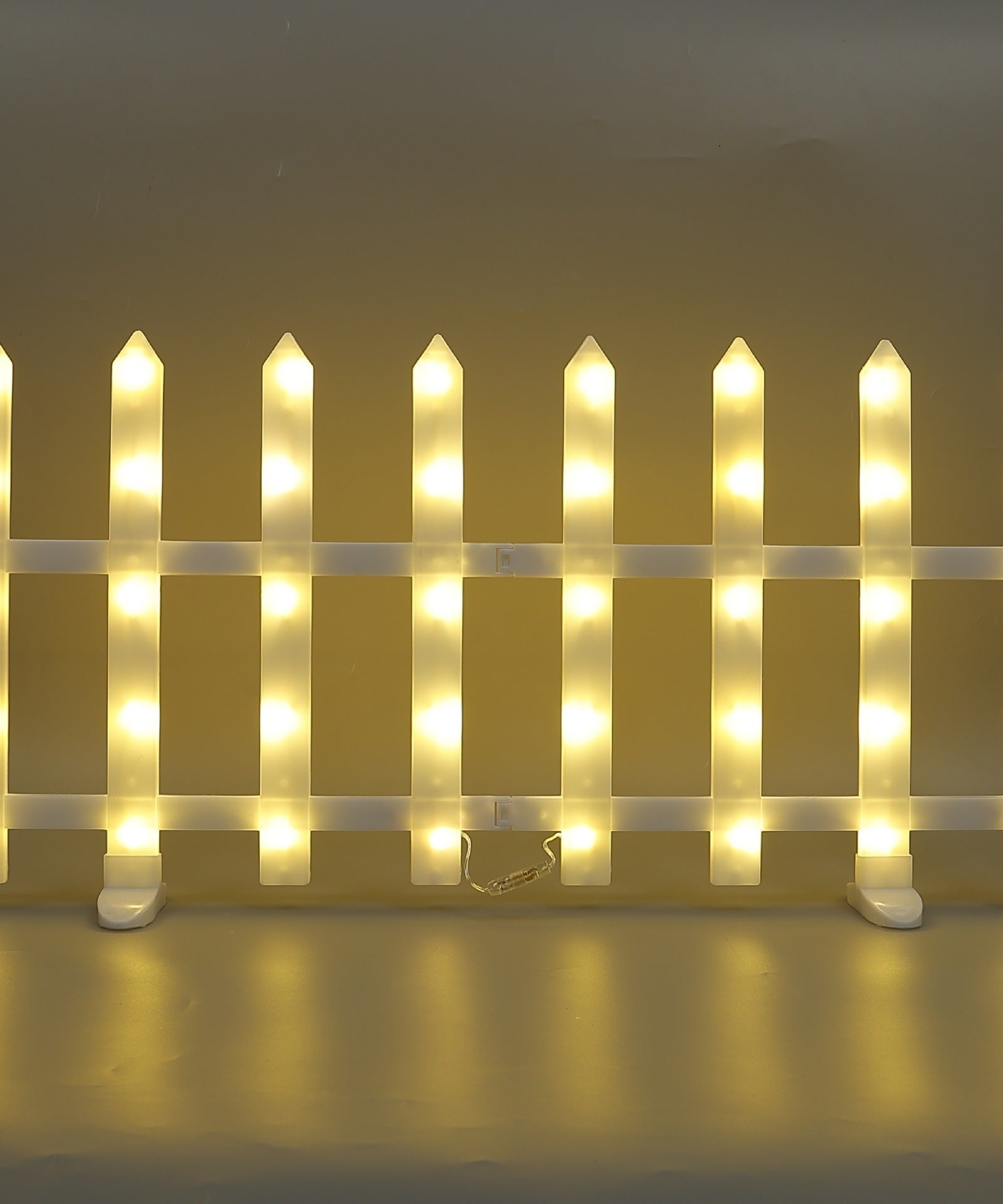 Gard decorativ cu LED-uri Joyful Box, 3 Metri, Galben, 8 moduri de iluminare, Interconectabil, Interior-Exterior, Lumina Alba Calda, 220W